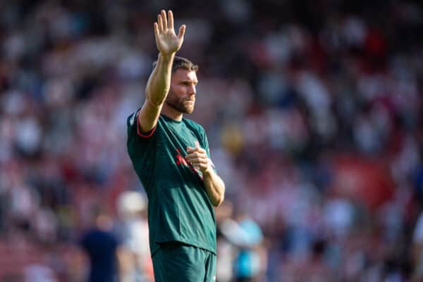 SOUTHAMPTON, INGLATERRA - Domingo, 28 de mayo de 2023: James Milner de Liverpool saluda a los seguidores que viajan después de jugar su último partido para el club durante el partido de la FA Premier League entre Southampton FC y Liverpool FC en St Mary's Stadium.  El juego terminó en un empate 4-4.  (Foto de David Rawcliffe/Propaganda)