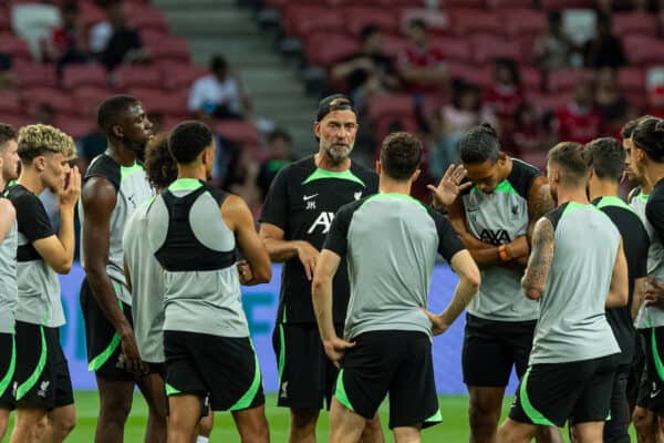 SINGAPORE - Saturday, July 29, 2023: Liverpool's manager Jürgen Klopp speaks with his players during a training session ahead of the pre-season friendly match between Liverpool FC and Leicester City FC at the Singapore National Stadium. (Pic by David Rawcliffe/Propaganda)