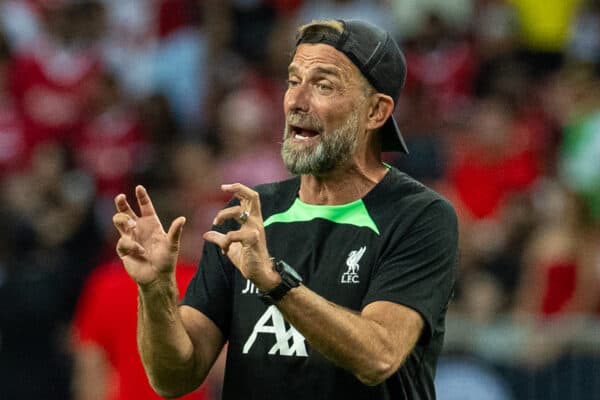 SINGAPORE - Saturday, July 29, 2023: Liverpool's manager Jürgen Klopp speaks with his players during a training session ahead of the pre-season friendly match between Liverpool FC and Leicester City FC at the Singapore National Stadium. (Pic by David Rawcliffe/Propaganda)