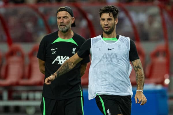 SINGAPORE - Saturday, July 29, 2023: Liverpool's Dominik Szoboszlai (R) and manager Jürgen Klopp during a training session ahead of the pre-season friendly match between Liverpool FC and Leicester City FC at the Singapore National Stadium. (Pic by David Rawcliffe/Propaganda)