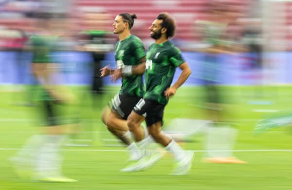 SINGAPORE - Sunday, July 30, 2023: Liverpool's Darwin Núñez (L) and Mohamed Salah during the pre-match warm-up before a pre-season friendly match between Liverpool FC and Leicester City FC at the Singapore National Stadium. (Pic by David Rawcliffe/Propaganda)