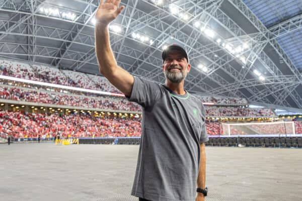 SINGAPORE - Sunday, July 30, 2023: Liverpool's manager Jürgen Klopp waves to supporters after a pre-season friendly match between Liverpool FC and Leicester City FC at the Singapore National Stadium. Liverpool won 4-0. (Pic by David Rawcliffe/Propaganda)