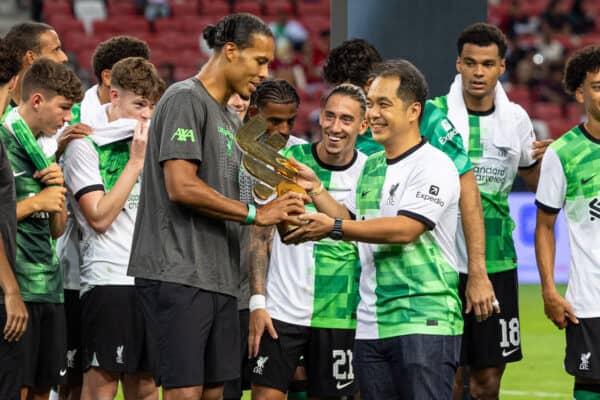 SINGAPORE - Sunday, July 30, 2023: Liverpool's Virgil van Dijk is presented with the Standard Chartered trophy after a pre-season friendly match between Liverpool FC and Leicester City FC at the Singapore National Stadium. Liverpool won 4-0. (Pic by David Rawcliffe/Propaganda)