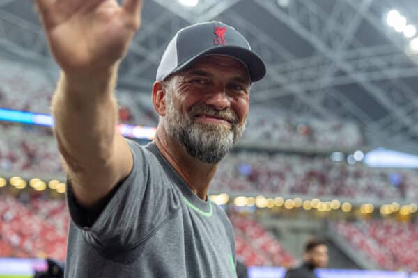 SINGAPORE - Sunday, July 30, 2023: Liverpool's manager Jürgen Klopp waves to supporters after a pre-season friendly match between Liverpool FC and Leicester City FC at the Singapore National Stadium. Liverpool won 4-0. (Pic by David Rawcliffe/Propaganda)