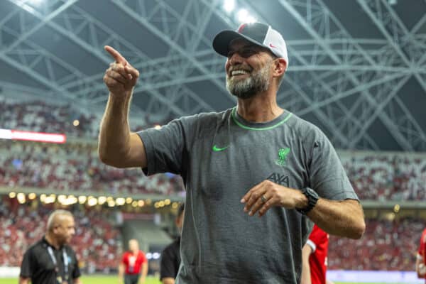 SINGAPORE - Wednesday, August 2, 2023: Liverpool's manager Jürgen Klopp waves to supporters after a pre-season friendly match between Liverpool FC and FC Bayern Munich FC at the Singapore National Stadium. Bayern won 4-3. (Pic by David Rawcliffe/Propaganda)