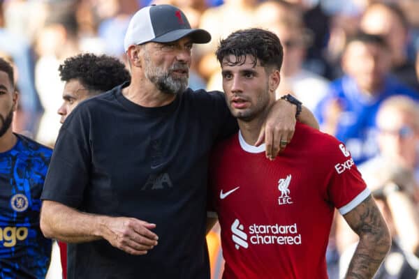 LONDON, ENGLAND - Sunday, August 13, 2023: Liverpool's manager Jürgen Klopp speaks with Dominik Szoboszlai after the FA Premier League match between Chelsea FC and Liverpool FC at Stamford Bridge. (Pic by David Rawcliffe/Propaganda)