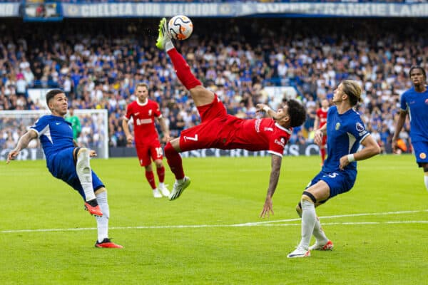 LONDON, ENGLAND – Sonntag, 13. August 2023: Liverpools Luis Diaz schießt während des FA Premier League-Spiels zwischen Chelsea FC und Liverpool FC an der Stamford Bridge mit einem Tritt über den Kopf. (Bild von David Rawcliffe/Propaganda)