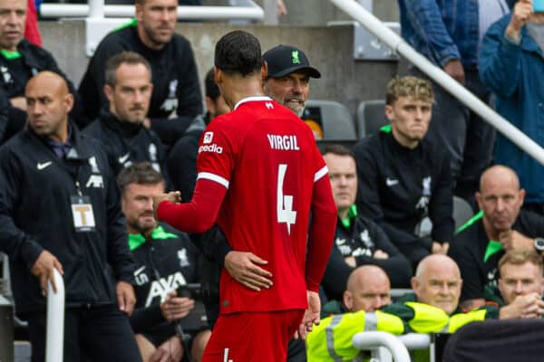 NEWCASTLE-UPON-TYNE, ENGLAND - Sunday, August 27, 2023: Liverpool's captain Virgil van Dijk walks past manager Jürgen Klopp after being is shown a red card and sent off during the FA Premier League match between Newcastle United FC and Liverpool FC at St James' Park. (Pic by David Rawcliffe/Propaganda)