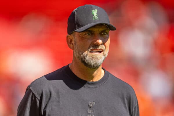 Liverpool, England – Samstag, 2. September 2023: Liverpool-Trainer Jürgen Klopp während der Aufwärmphase vor dem Premier-League-Spiel zwischen Liverpool und Aston Villa an der Anfield Road.  (Foto von David Rawcliffe/Werbung)