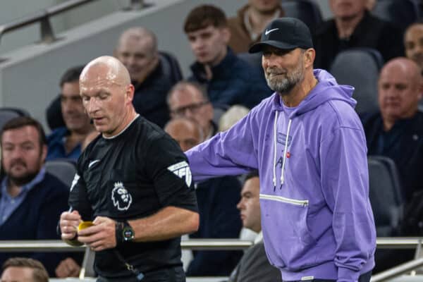 LONDON, ENGLAND - Saturday, September 30, 2023: Liverpool's manager Jürgen Klopp speaks with referee Simon Hooper during the FA Premier League match between Tottenham Hotspur FC and Liverpool FC at the Tottenham Hotspur Stadium. (Pic by David Rawcliffe/Propaganda)