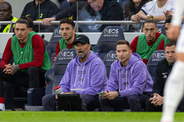 LONDON, ENGLAND - Saturday, September 30, 2023: Liverpool's manager Jürgen Klopp (L) and first-team development coach Pepijn Lijnders during the FA Premier League match between Tottenham Hotspur FC and Liverpool FC at the Tottenham Hotspur Stadium. (Pic by David Rawcliffe/Propaganda)
