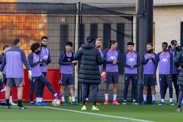 Liverpool, Inglaterra - Miércoles, 25 de octubre de 2023: Los jugadores del Liverpool aplauden por el cumpleaños de Dominik Szoboszloy antes de una sesión de entrenamiento en el Centro de Entrenamiento AXA antes del partido del Grupo E de la Liga Europea de la UEFA entre el Liverpool FC y el FC Toulouse.  (Foto de David Rawcliffe/Publicidad)