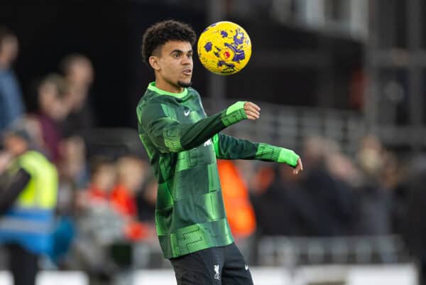 LUTON, ENGLAND - Sunday, November 5, 2023: Liverpool's Luis Díaz during the pre-match warm-up before the FA Premier League match between Luton Town FC and Liverpool FC at Kenilworth Road. (Photo by David Rawcliffe/Propaganda)