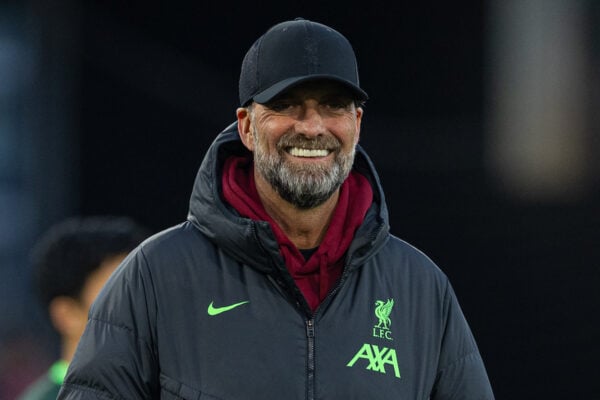 LUTON, ENGLAND - Sunday, November 5, 2023: Liverpool's manager Jürgen Klopp during the pre-match warm-up before the FA Premier League match between Luton Town FC and Liverpool FC at Kenilworth Road. (Photo by David Rawcliffe/Propaganda)