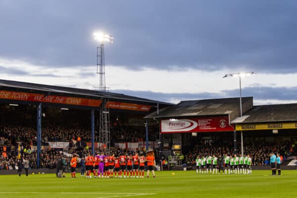 LUTON, ENGLAND - Sunday, November 5, 2023: Players stand for a moment's silence during the FA Premier League match between Luton Town FC and Liverpool FC at Kenilworth Road. (Photo by David Rawcliffe/Propaganda)