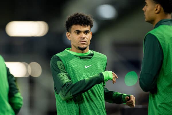 LUTON, ENGLAND - Sunday, November 5, 2023: Liverpool's substitute Luis Díaz warms-up during the FA Premier League match between Luton Town FC and Liverpool FC at Kenilworth Road. (Photo by David Rawcliffe/Propaganda)