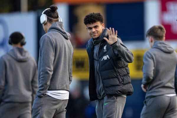 LUTON, ENGLAND - Sunday, November 5, 2023: Liverpool's Luis Díaz on the pitch before the FA Premier League match between Luton Town FC and Liverpool FC at Kenilworth Road. (Photo by David Rawcliffe/Propaganda)