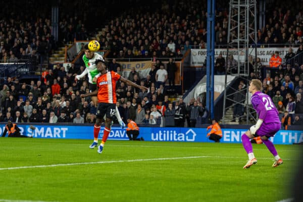 LUTON, ENGLAND - Sunday, November 5, 2023: Liverpool's Luis Díaz scores the his side's equalising goal during the FA Premier League match between Luton Town FC and Liverpool FC at Kenilworth Road. (Photo by David Rawcliffe/Propaganda)