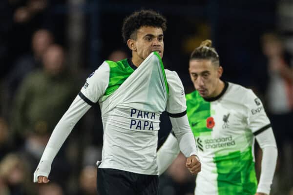 LUTON, ENGLAND - Sunday, November 5, 2023: Liverpool's Luis Díaz shows a shirt with "Papa Papa" on after scoring the equalising goal during the FA Premier League match between Luton Town FC and Liverpool FC at Kenilworth Road. (Photo by David Rawcliffe/Propaganda)