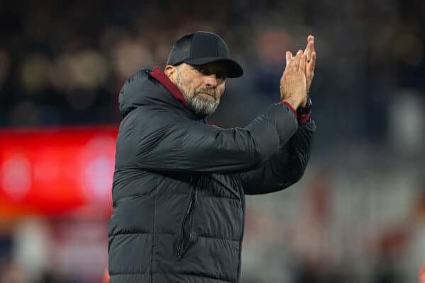 LUTON, ENGLAND - Sunday, November 5, 2023: Liverpool's manager Jürgen Klopp applauds the supporters after the FA Premier League match between Luton Town FC and Liverpool FC at Kenilworth Road. (Photo by David Rawcliffe/Propaganda)