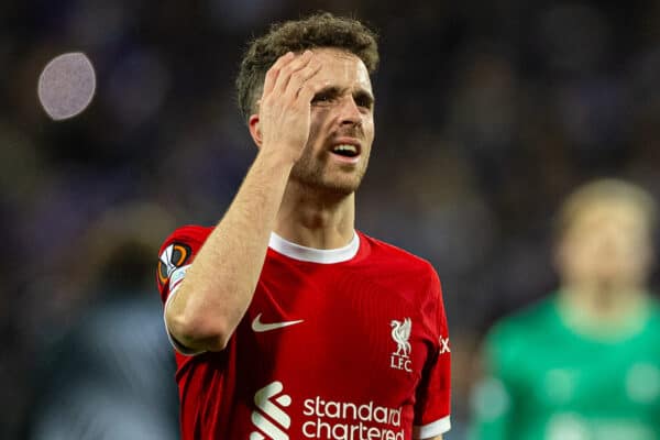 TOULOUSE, FRANCE - Thursday, November 9, 2023: Liverpool's Diogo Jota (L) and Dominik Szoboszlai (R) look dejected after the UEFA Europa League Group E match-day 4 game between Toulouse FC and Liverpool FC at the Stadium de Toulouse. (Photo by David Rawcliffe/Propaganda)