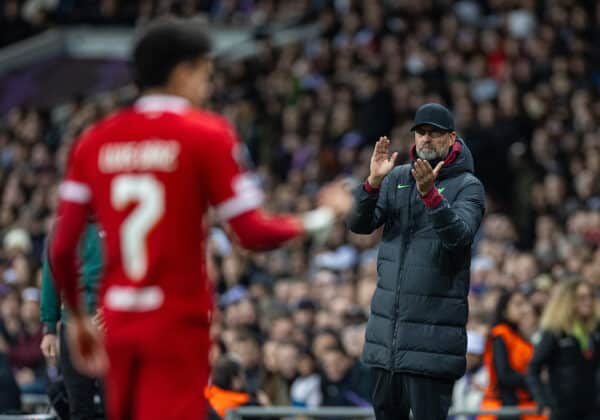 TOULOUSE, ENGLAND - Thursday, November 9, 2023: Liverpool's manager Jürgen Klopp applauds Luis Díaz during the UEFA Europa League Group E match-day 4 game between Toulouse FC and Liverpool FC at the Stadium de Toulouse. (Photo by David Rawcliffe/Propaganda)