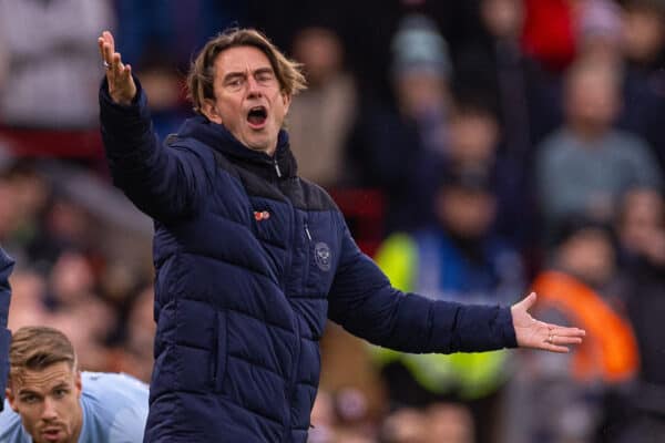 LIVERPOOL, ENGLAND – Samstag, 11. November 2023: Brentfords Manager Thomas Frank während des FA Premier League-Spiels zwischen dem FC Liverpool und dem FC Brentford in Anfield.  (Foto von David Rawcliffe/Propaganda)