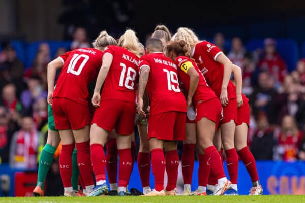 LONDON, ENGLAND - Saturday, November 18, 2023: Liverpool players form a pre-match team huddle before the FA Women’s Super League game between Chelsea FC Women and Liverpool FC Women at Stamford Bridge. (Photo by David Rawcliffe/Propaganda)