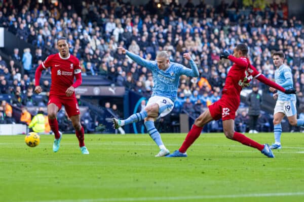 MANCHESTER, ENGLAND - Saturday, November 25, 2023: Manchester City's Erling Haaland scores the opening goal during the FA Premier League match between Manchester City FC and Liverpool FC at the City of Manchester Stadium. (Photo by David Rawcliffe/Propaganda)