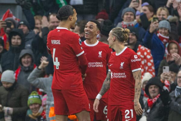 Liverpool, Inglaterra - Domingo 3 de diciembre de 2023: El jugador de Liverpool Trent Alexander-Arnold (centro) celebra con su compañero capitán Virgil van Dijk (izquierda) después de marcar el primer gol durante el partido de la Premier League entre Liverpool y Fulham en Anfield.  .  (Foto de David Rawcliffe/Propaganda)