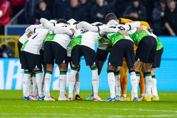 Liverpool huddle pre match at Burnley (Photo by David Rawcliffe/Propaganda)