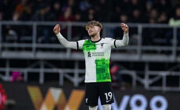 BURNLEY, ENGLAND - DIENSTAG, 26. DEZEMBER 2023: Liverpools Harvey Elliott sieht aus, als hätte er während des Premier-League-Spiels zwischen Burnley FC und Liverpool FC im Turf Moor das zweite Tor erzielt, das jedoch nicht anerkannt wurde.  (Foto von David Rawcliffe/Propaganda)