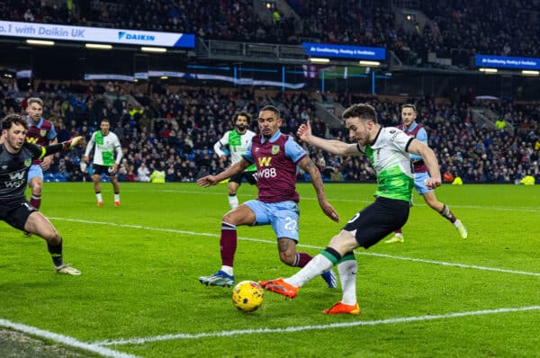 BURNLEY, ENGLAND - Tuesday, December 26, 2023: Liverpool's Diogo Jota scores the second goal in the 90th minute during the FA Premier League match between Burnley FC and Liverpool FC at Turf Moor. (Photo by David Rawcliffe/Propaganda)