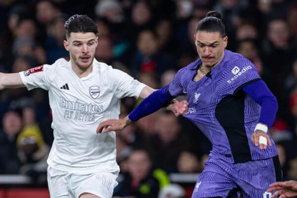 LONDON, ENGLAND - Sunday, January 7, 2024: Arsenal's Declan Rice (L) challenges Liverpool's Darwin Núñez during the FA Cup 3rd Round match between Arsenal FC and Liverpool FC at the Emirates Stadium. (Photo by David Rawcliffe/Propaganda)