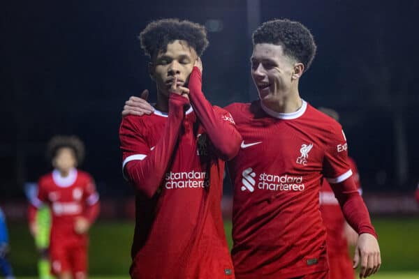 LIVERPOOL, ENGLAND – Samstag, 20. Januar 2024: Liverpools Trent Kone-Doherty (links) feiert mit seinem Teamkollegen Kieran Morrison, nachdem er im Spiel der 4. Runde des FA Youth Cup zwischen den U18-Spielern des Liverpool FC und den U18-Spielern des Arsenal FC in der Liverpool Academy das vierte Tor erzielt hat. (Foto von David Rawcliffe/Propaganda)