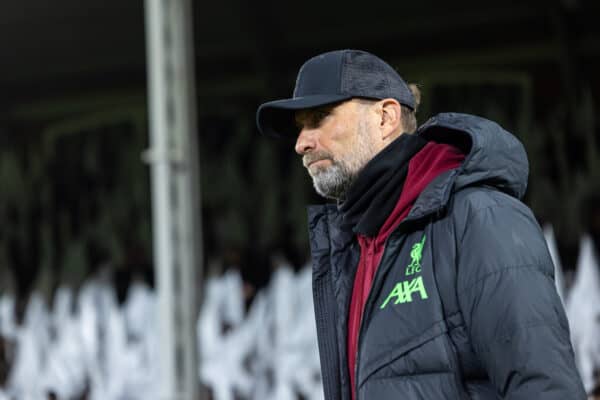 LONDON, ENGLAND - Wednesday, January 24, 2024: Liverpool's manager Jürgen Klopp during the pre-match warm-up before the Football League Cup Semi-Final 2nd Leg match between Fulham FC and Liverpool FC at Craven Cottage. (Photo by David Rawcliffe/Propaganda)