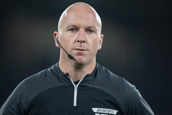 LONDON, ENGLAND – Mittwoch, 24. Januar 2024: Schiedsrichter Simon Hooper während des Football League Cup Halbfinalspiels der zweiten Etappe zwischen dem FC Fulham und dem FC Liverpool im Craven Cottage.  (Foto von David Rawcliffe/Propaganda)