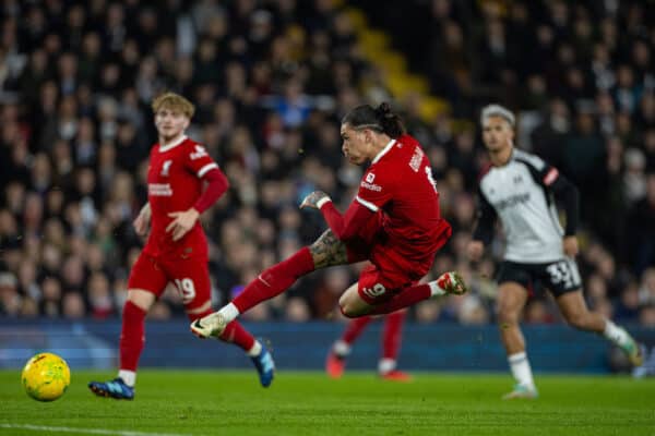 LONDON, ENGLAND - Wednesday, January 24, 2024: Liverpool's Darwin Núñez shoots during the Football League Cup Semi-Final 2nd Leg match between Fulham FC and Liverpool FC at Craven Cottage. (Photo by David Rawcliffe/Propaganda)