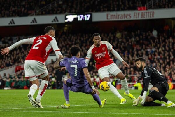 LONDON, ENGLAND - Sunday, February 4, 2024: Liverpool's Luis Díaz hits the ball towards Arsenal's Gabriel Magalhães to force an own-goal to level the score 1-1 during the FA Premier League match between Arsenal FC and Liverpool FC at the Emirates Stadium. (Photo by David Rawcliffe/Propaganda)