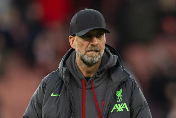 LONDON, ENGLAND - Sunday, February 4, 2024: Liverpool's manager Jürgen Klopp during the pre-match warm-up before the FA Premier League match between Arsenal FC and Liverpool FC at the Emirates Stadium. (Photo by David Rawcliffe/Propaganda)