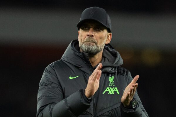 LONDON, ENGLAND - Sunday, February 4, 2024: Liverpool's manager Jürgen Klopp applauds the supporters after the FA Premier League match between Arsenal FC and Liverpool FC at the Emirates Stadium. (Photo by David Rawcliffe/Propaganda)
