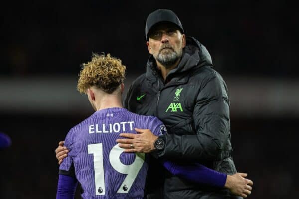 LONDON, ENGLAND - Sunday, February 4, 2024: Liverpool's manager Jürgen Klopp consoles Harvey Elliott after the FA Premier League match between Arsenal FC and Liverpool FC at the Emirates Stadium. (Photo by David Rawcliffe/Propaganda)