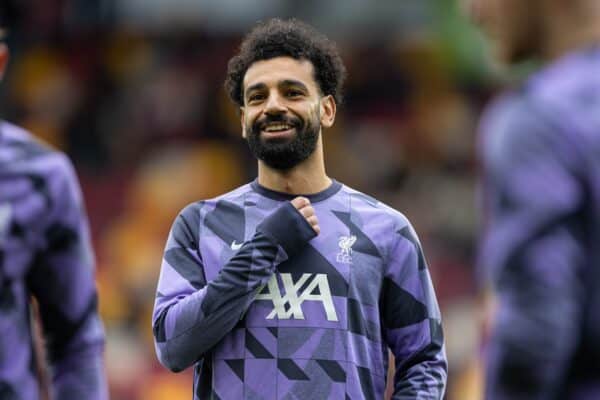 LONDON, ENGLAND – Samstag, 17. Februar 2024: Mohamed Salah aus Liverpool beim Aufwärmen vor dem Spiel vor dem FA Premier League-Spiel zwischen Brentford FC und Liverpool FC im Brentford Community Stadium.  (Foto von David Rawcliffe/Propaganda)