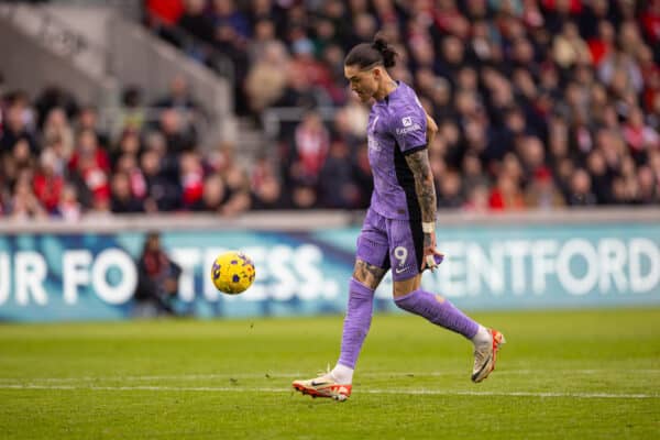 LONDON, ENGLAND - Saturday, February 17, 2024: Liverpool's Darwin Núñez scores the first goal during the FA Premier League match between Brentford FC and Liverpool FC at the Brentford Community Stadium. (Photo by David Rawcliffe/Propaganda)