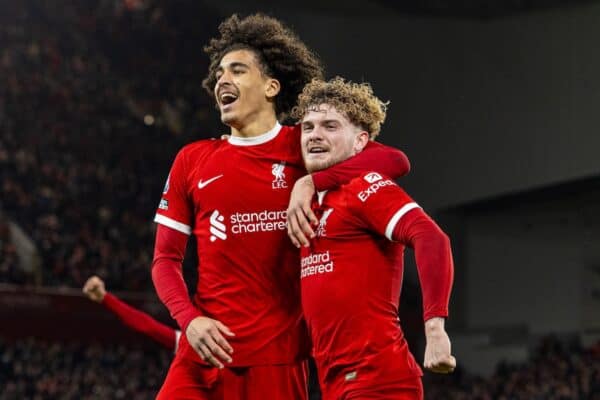 Liverpool, England – Mittwoch, 21. Februar 2024: Liverpools Harvey Elliott feiert mit seinem Teamkollegen Jaden Danes (rechts), nachdem er beim Premier-League-Spiel zwischen Liverpool und Luton Town FC in Anfield das vierte Tor erzielt hat.  (Foto von David Rawcliffe/Propaganda)