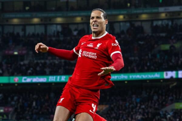 LONDON, ENGLAND – Sonntag, 25. Februar 2024: Liverpools Kapitän Virgil van Dijk feiert, nachdem er während des Football League Cup-Finales zwischen Chelsea FC und Liverpool FC im Wembley-Stadion das erste Tor erzielt hat, das jedoch nach einer VAR-Überprüfung nicht anerkannt wurde.  (Foto von David Rawcliffe/Propaganda)