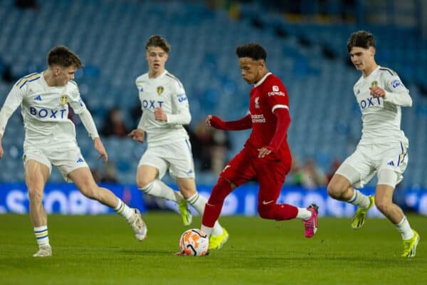 LEEDS, ENGLAND – Donnerstag, 29. Februar 2024: Liverpools Trent Kone-Doherty tritt beim Spiel der 5. Runde des FA Youth Cup zwischen den U18-Spielern des Leeds United FC und den U18-Spielern des Liverpool FC in der Elland Road gegen drei Verteidiger von Leeds United an.  (Foto von David Rawcliffe/Propaganda)