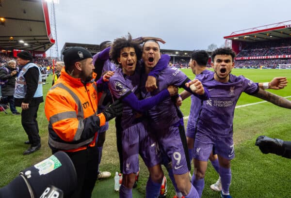 NOTTINGHAM, ENGLAND – Samstag, 2. März 2024: Liverpools Darwin Núñez feiert, nachdem er in der neunten Minute der Nachspielzeit beim FA Premier League-Spiel zwischen Nottingham Forest FC und Liverpool FC im City Ground den Siegtreffer erzielt hat.  (Foto von David Rawcliffe/Propaganda)