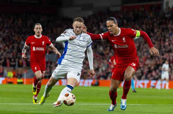 LIVERPOOL, ENGLAND - Thursday, April 11, 2024: Atalanta's Teun Koopmeiners (L) is challenged by Liverpool's captain Virgil van Dijk during the UEFA Europa League Quarter-Final 1st Leg match between Liverpool FC and BC Atalanta at Anfield. (Photo by David Rawcliffe/Propaganda)