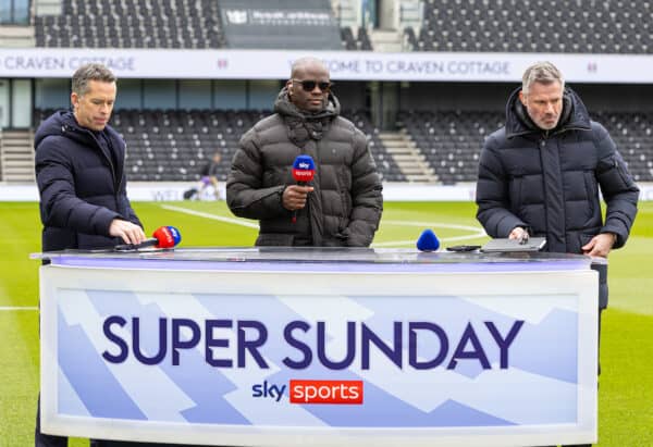 LONDON, ENGLAND - Sunday, April 21, 2024: Former Fulham player Luis Saha (C) and former Liverpool player Jamie Carragher (R), working for Sky Sports, seen before the FA Premier League match between Fulham FC and Liverpool FC at Craven Cottage. (Photo by David Rawcliffe/Propaganda)